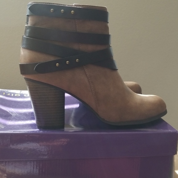 Shoes - Picture 2 of 4